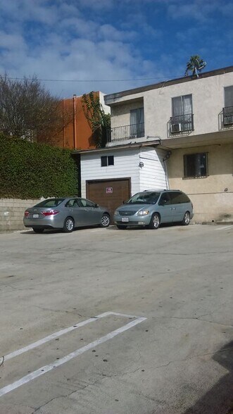Building Photo - 1441 Lake Shore Ave