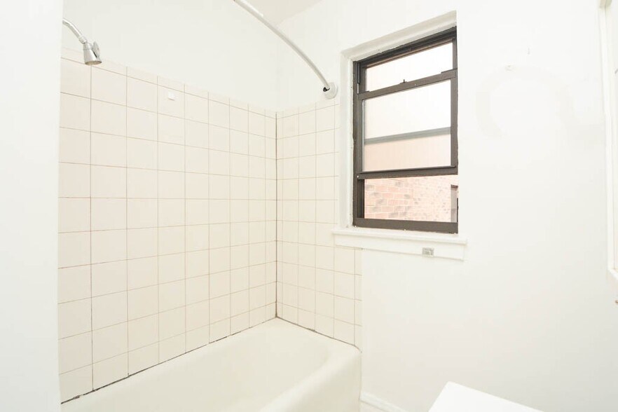 Building Photo - 4842 N Damen Ave