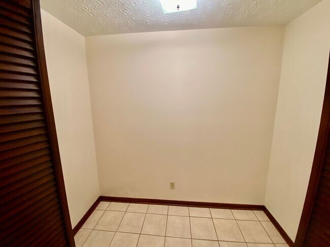 Building Photo - 3925 Halehaven Dr