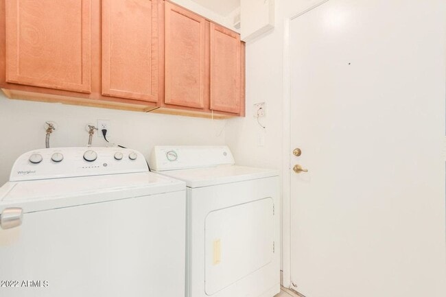 Building Photo - 2415 W Greenway Rd