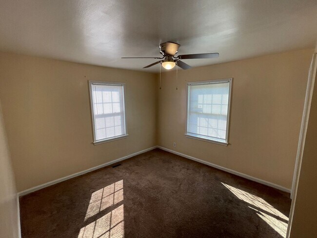 Building Photo - 2 Bedroom House - Section 8 Accepted