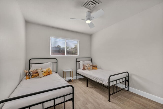 Building Photo - Spacious Furnished 5 Bed / 2 Bath Single Family Home with Private Pool in Las Vegas