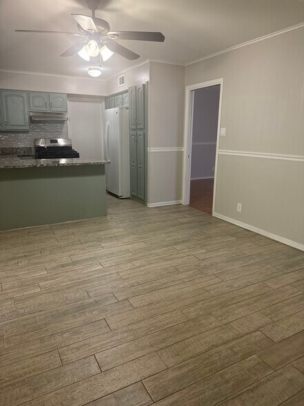 Building Photo - 2210 Greencrest Dr