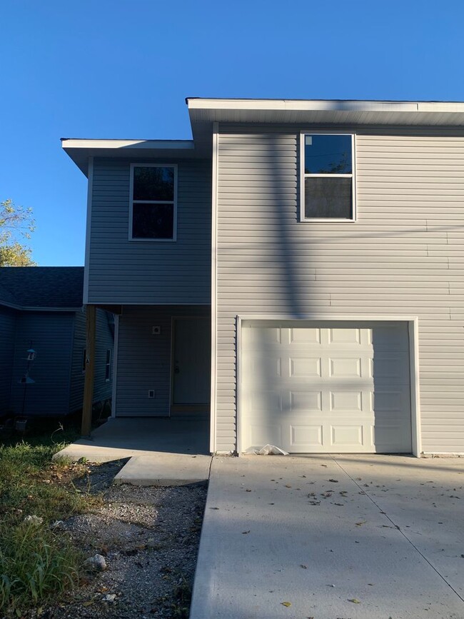 Building Photo - 1641 W Belmont St