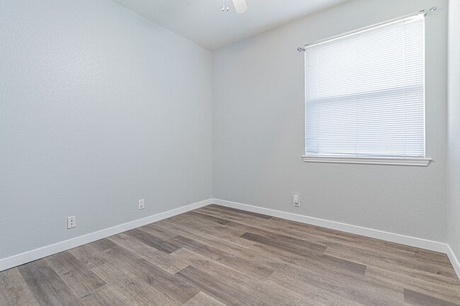 Building Photo - 213 Tapwood Ln