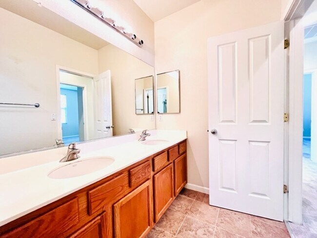 Building Photo - Beautiful 3BD/2.5BA Tri-Level Gallery Walk...