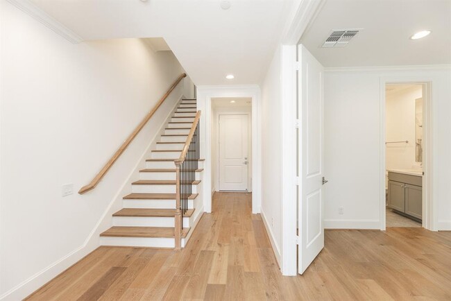 Building Photo - 7518 Viano Ln