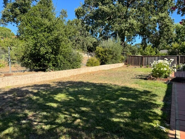 Building Photo - Single level home in Woodlands neighborhood-Walnut Creek