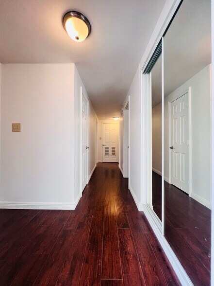 Building Photo - 1142 S Serrano Ave
