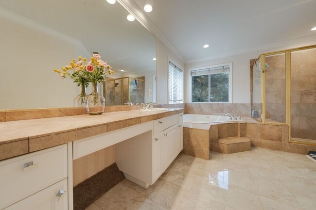 Building Photo - Luxury 4BR Home with Pool & Outdoor Kitche...