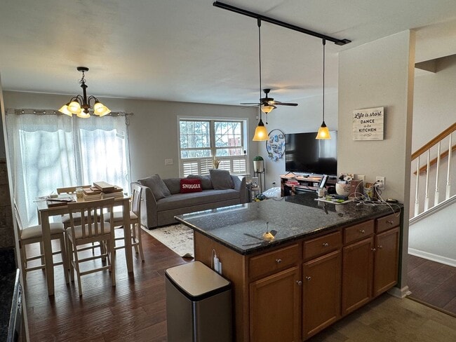 Building Photo - Beautiful Three Bedroom Townhouse