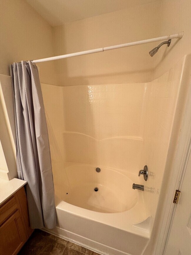 Building Photo - Move-in ready 2-bedroom, 2-bath end-unit t...