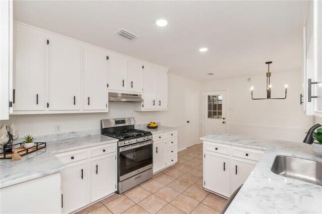 Building Photo - 1117 Pinemont Dr