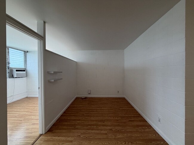 Building Photo - Kapalama: 1 Bed, 1 Bath Apartment with Den and 1 Parking