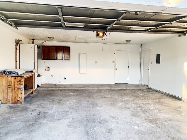 Building Photo - Beautiful  3 bedroom, 2 bath home with 2 car garage.