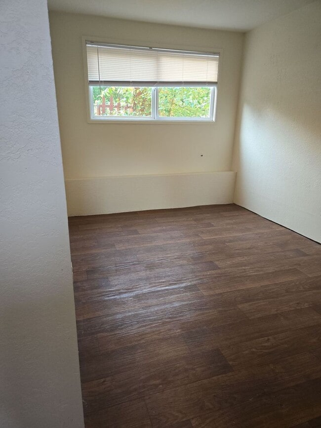 Building Photo - PRELEASING NOW: Large 6 bed/2 bath home!