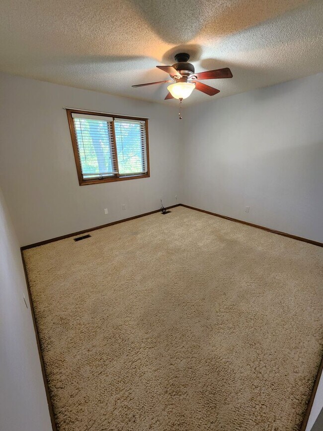 Building Photo - Nice 3BR, 1.5BTH half duplex near schools ...