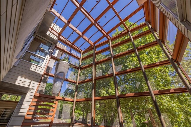 Building Photo - 2801 Oak Crest Ave