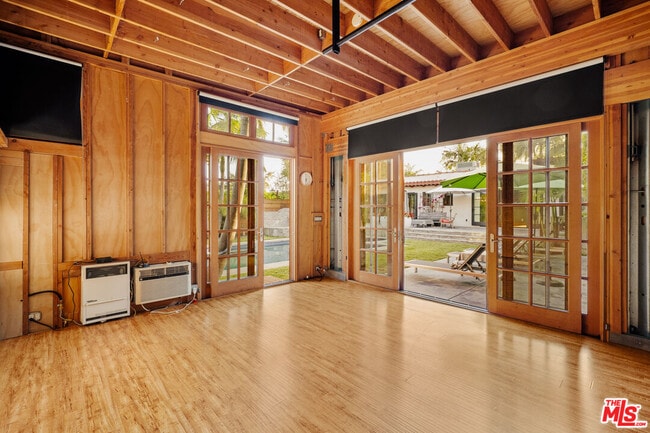 Building Photo - 826 N Kilkea Dr