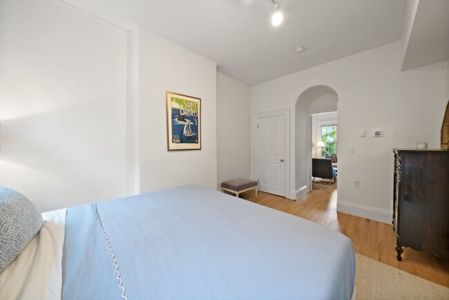 Building Photo - 52 Clarendon St