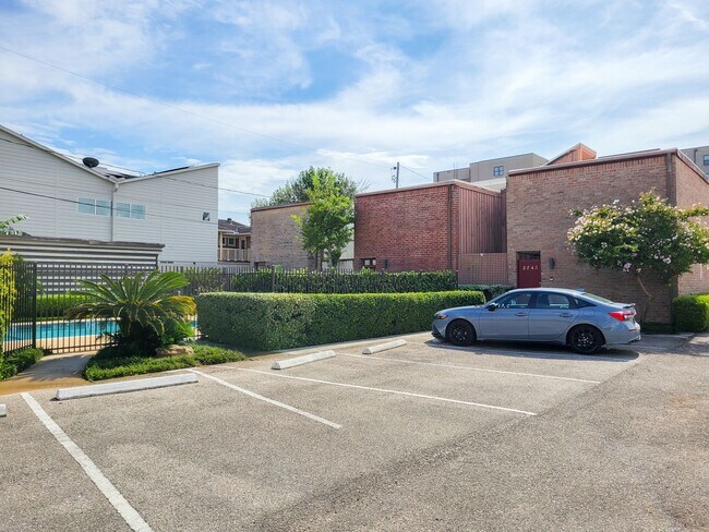 Building Photo - Stylish Townhouse in Prime Location – Walk...