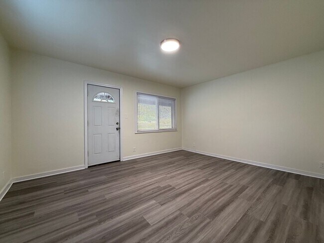 Building Photo - Updated 2BR Townhouse with off street park...