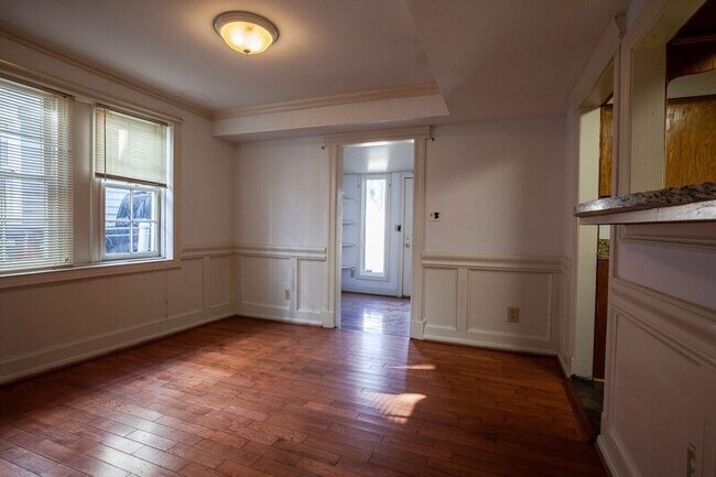 Building Photo - 1405 Charles St