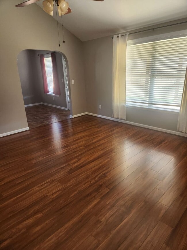 Building Photo - Cozy 3 Bed 2 Bath Home Available Now