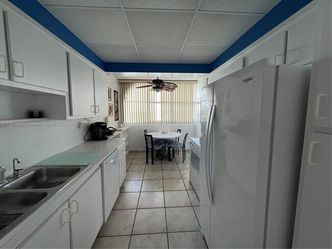 Building Photo - 100 Golden Isles Dr