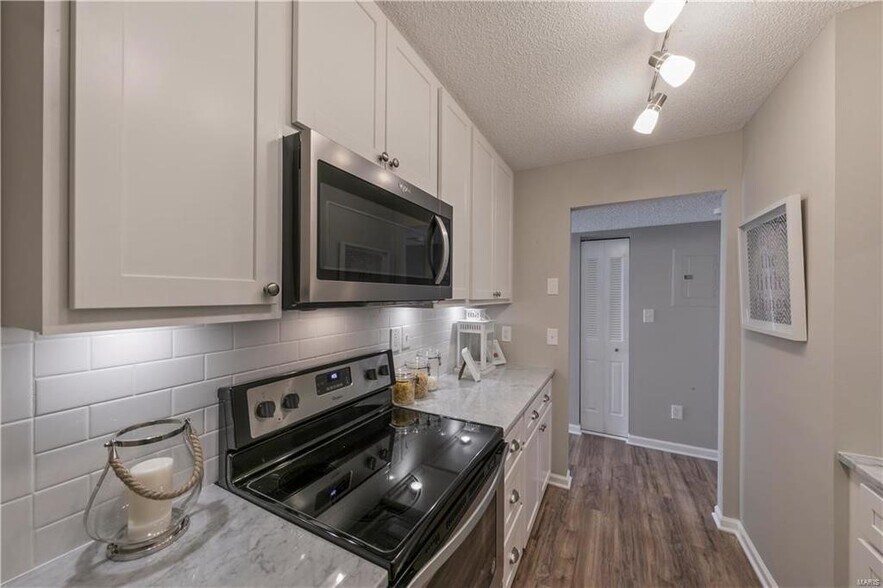 Building Photo - 1431 Thrush Plz