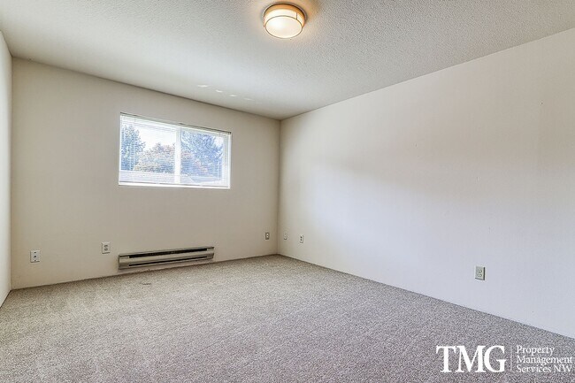 Building Photo - 2 Bedroom Duplex W/ attached garage in Was...