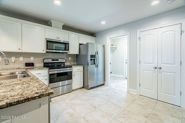 Building Photo - 319 Harvest Ln