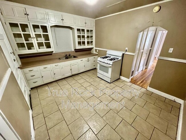 Building Photo - 804 E Main St