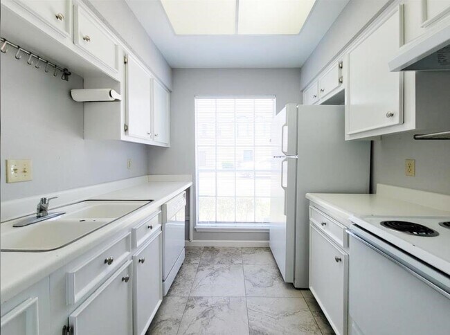 Building Photo - 7700 Creekbend Dr