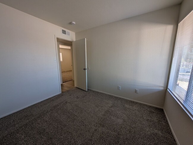 Building Photo - 3 Bed 2 Bath Home