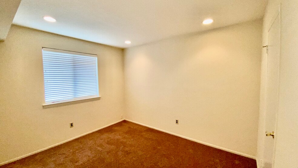 Building Photo - 2015 Jason Dr