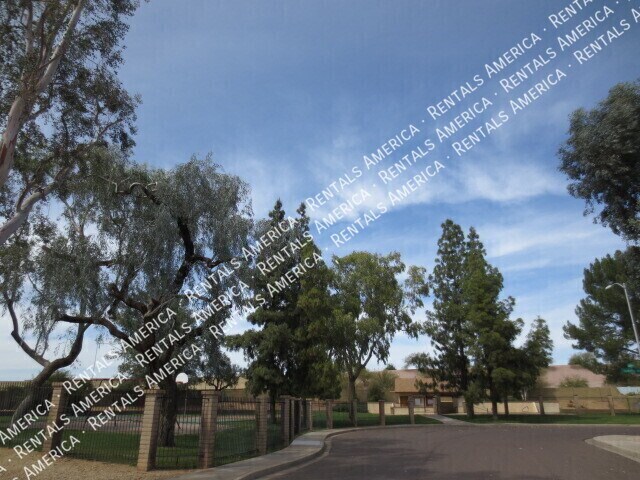 Building Photo - 2834 E Isabella Ave