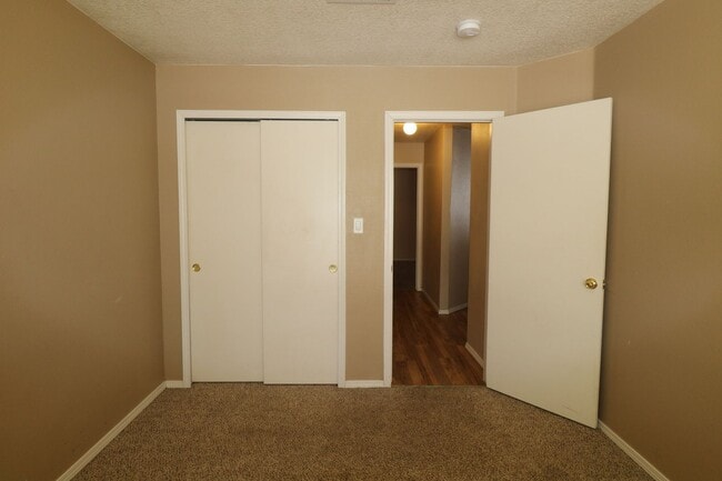 Building Photo - 3BR, 2BA, 2CG