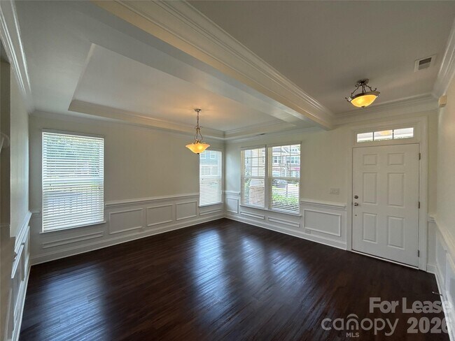 Building Photo - 1019 Dunhill Ln