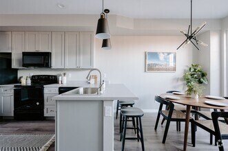 Building Photo - Stunning 2023 - Built Townhome near Edgewater