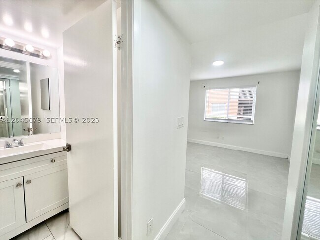 Building Photo - 842 NW 92nd Ave