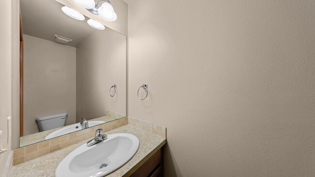 Building Photo - 3 Bed 2.5 Bath - Townhome - Pet Friendly - NAS Whidbey