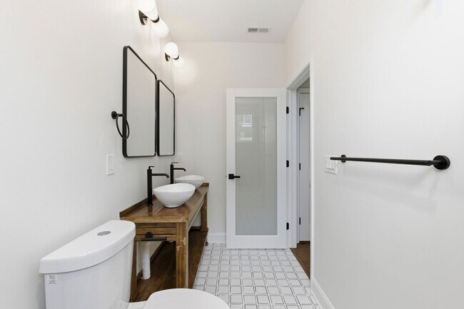 Building Photo - 2926 W Oxford St