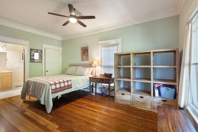 Building Photo - Beautiful 4/4 Plus Office, 4 Blocks From E...