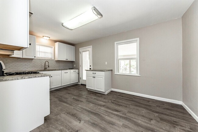 Building Photo - 2835 Beverly Rd