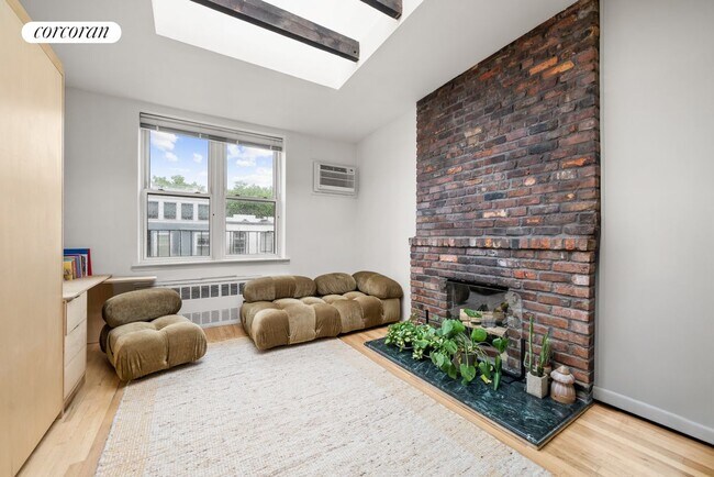 Primary Photo - 135 Amity St