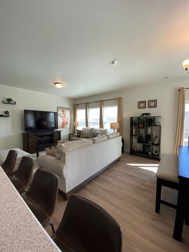 Building Photo - Stunning 3 Bedroom in NE Springs!
