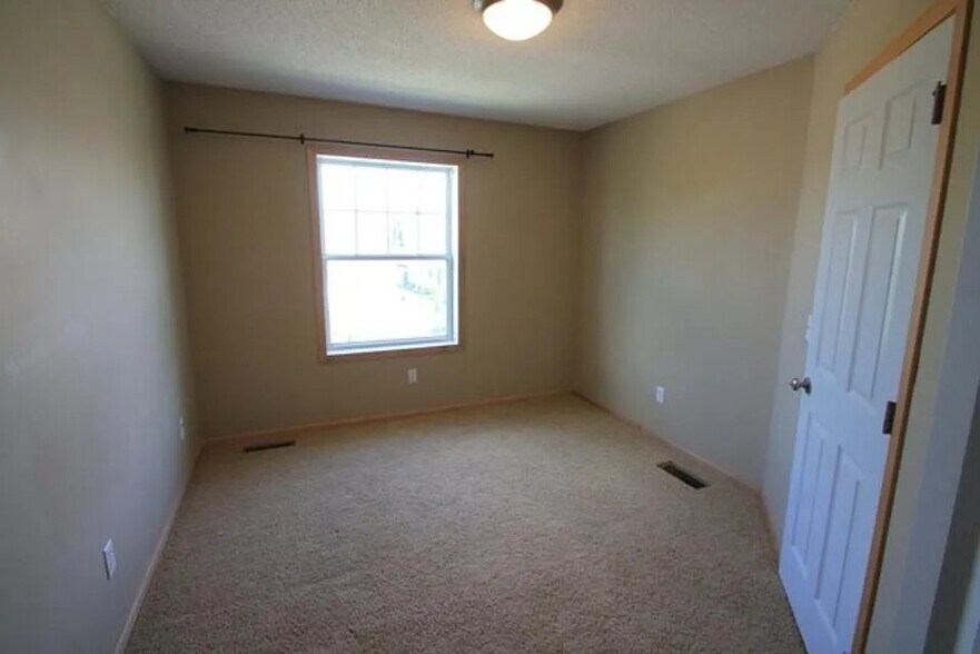 Building Photo - 8487 Jonquil Ln N