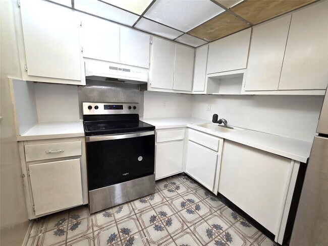 Building Photo - 15600 NW 7th Ave