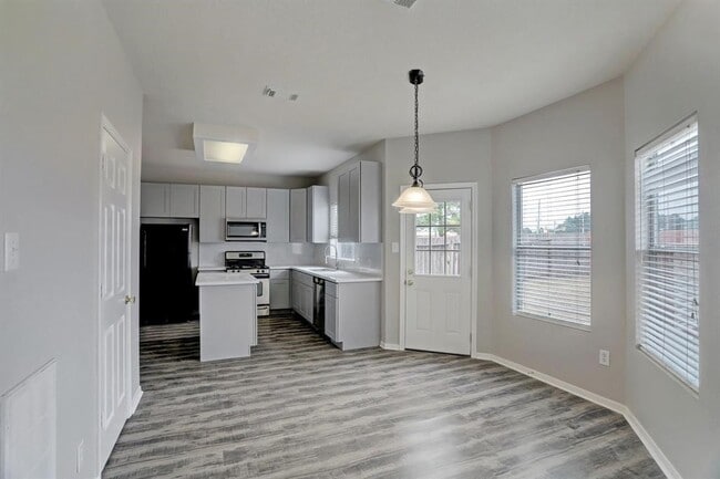 Building Photo - 15530 Hickory Dale St